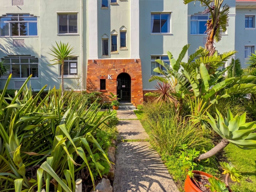 To Let 2 Bedroom Property for Rent in Green Point Western Cape